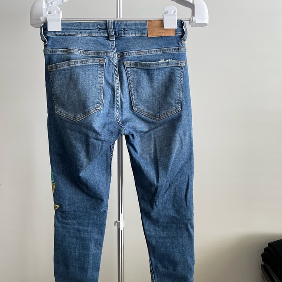 Zara Jeans with Floral Embroidery. - Picture 4 of 4